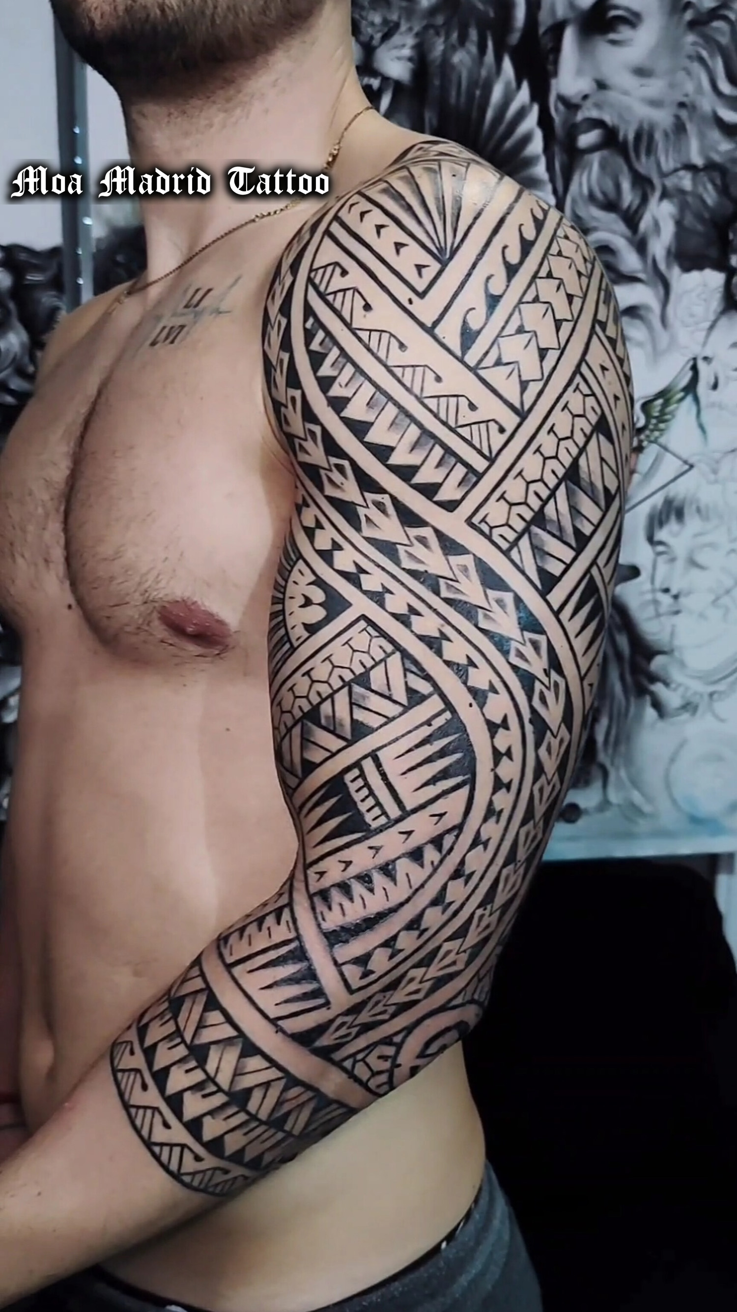 Tatuaje samoano en todo el brazo