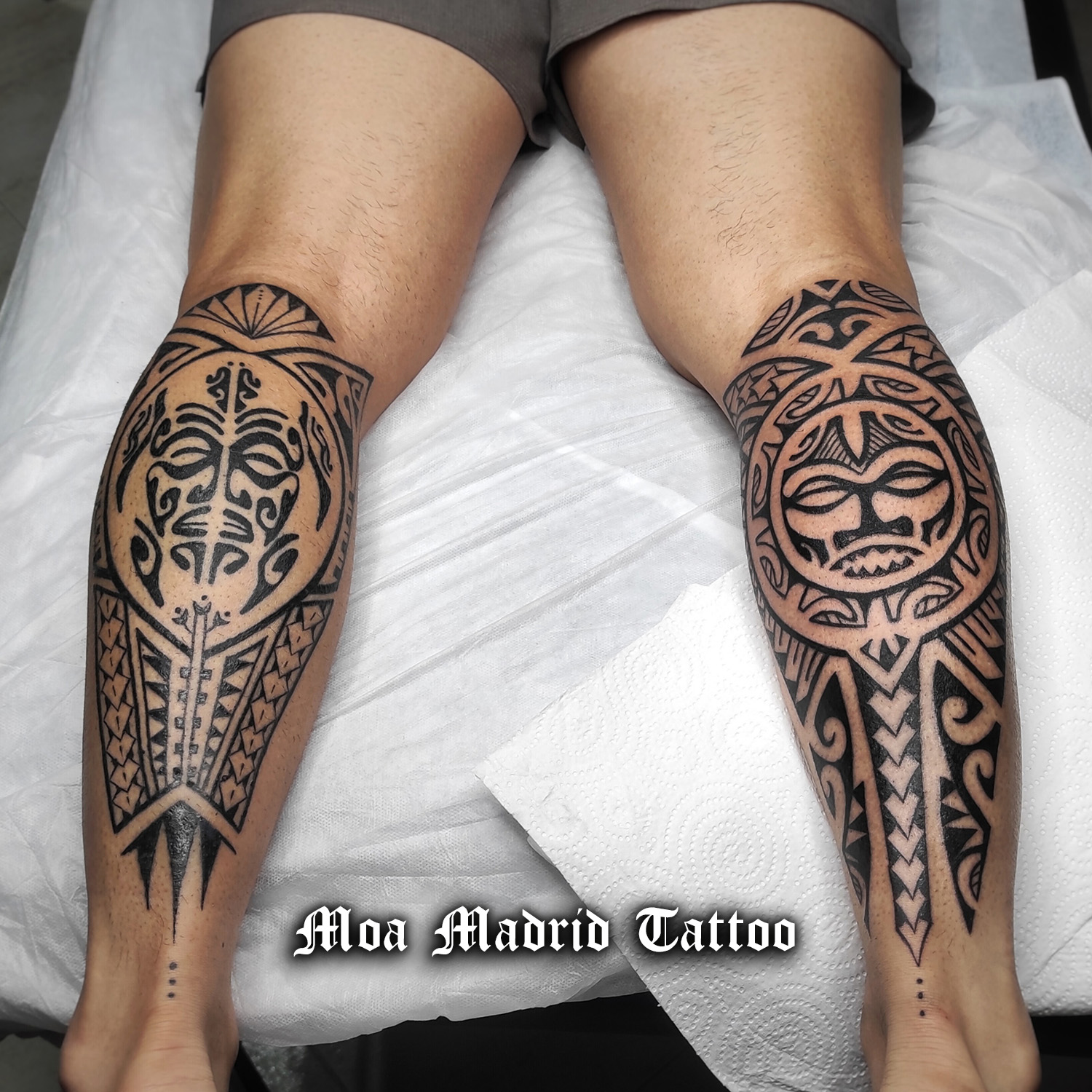 Doble tatuaje maorí en las piernas