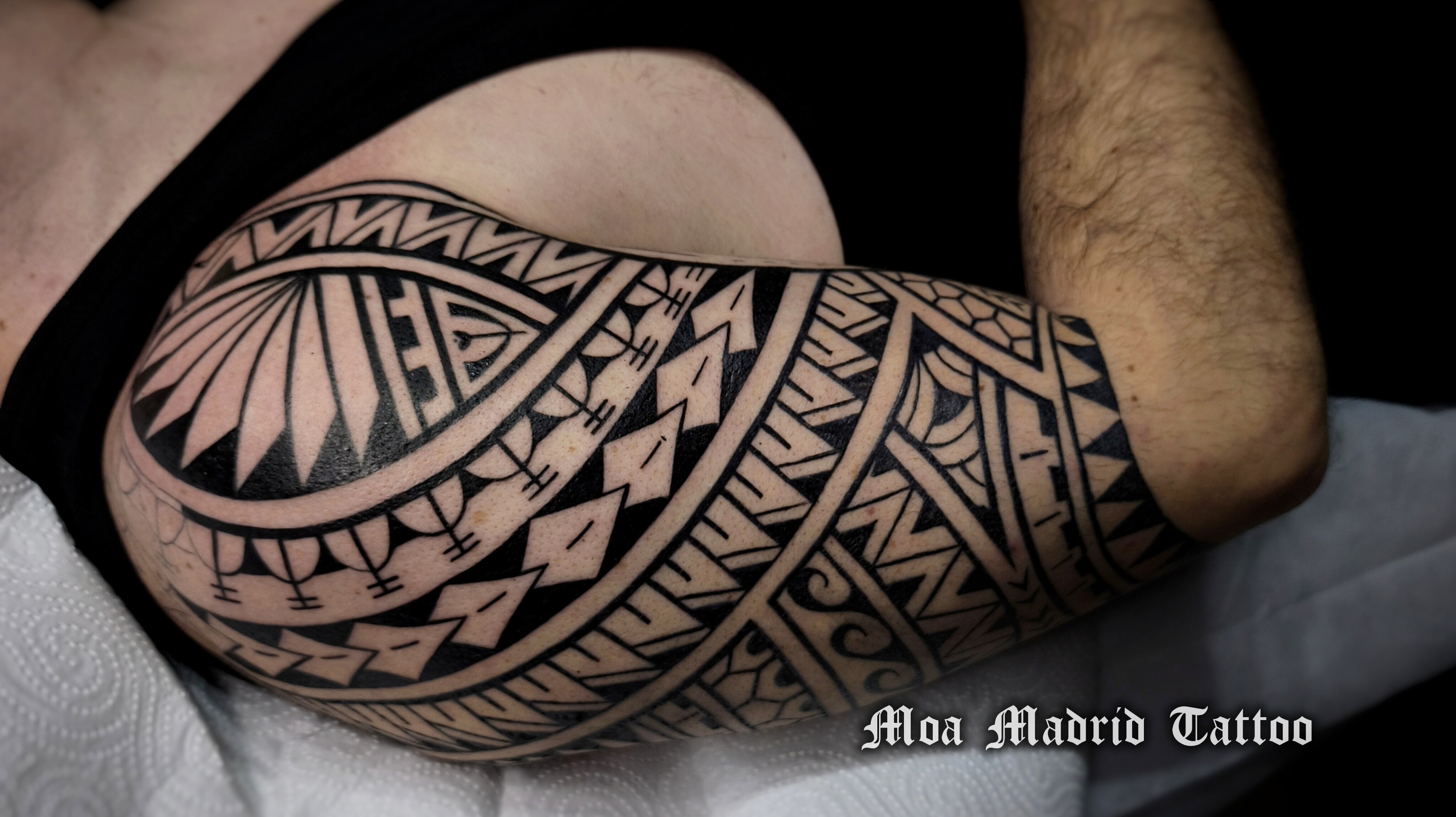 Tatuaje samoano con diseño de hombro a codo