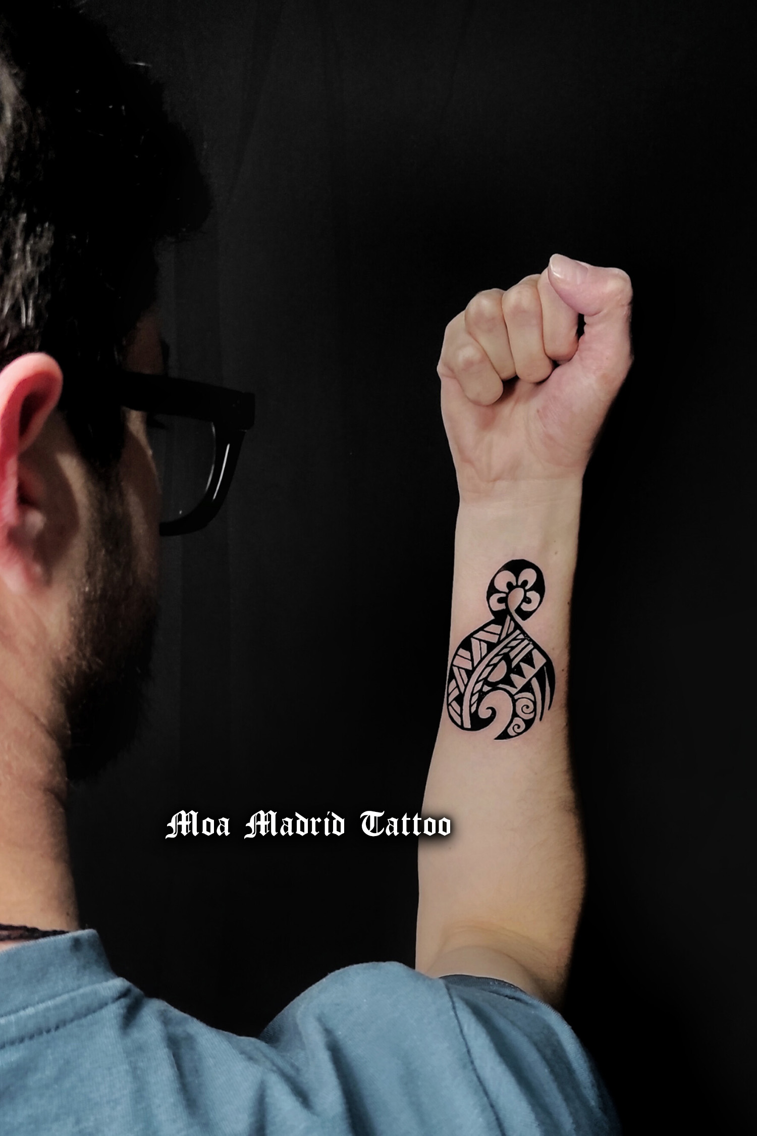 Tatuaje maorí con nudo y anzuelo