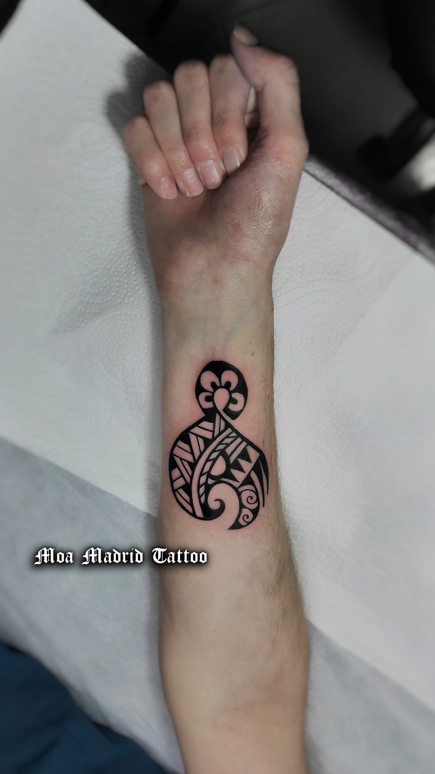 Tatuaje maorí pikorua y hei matau
