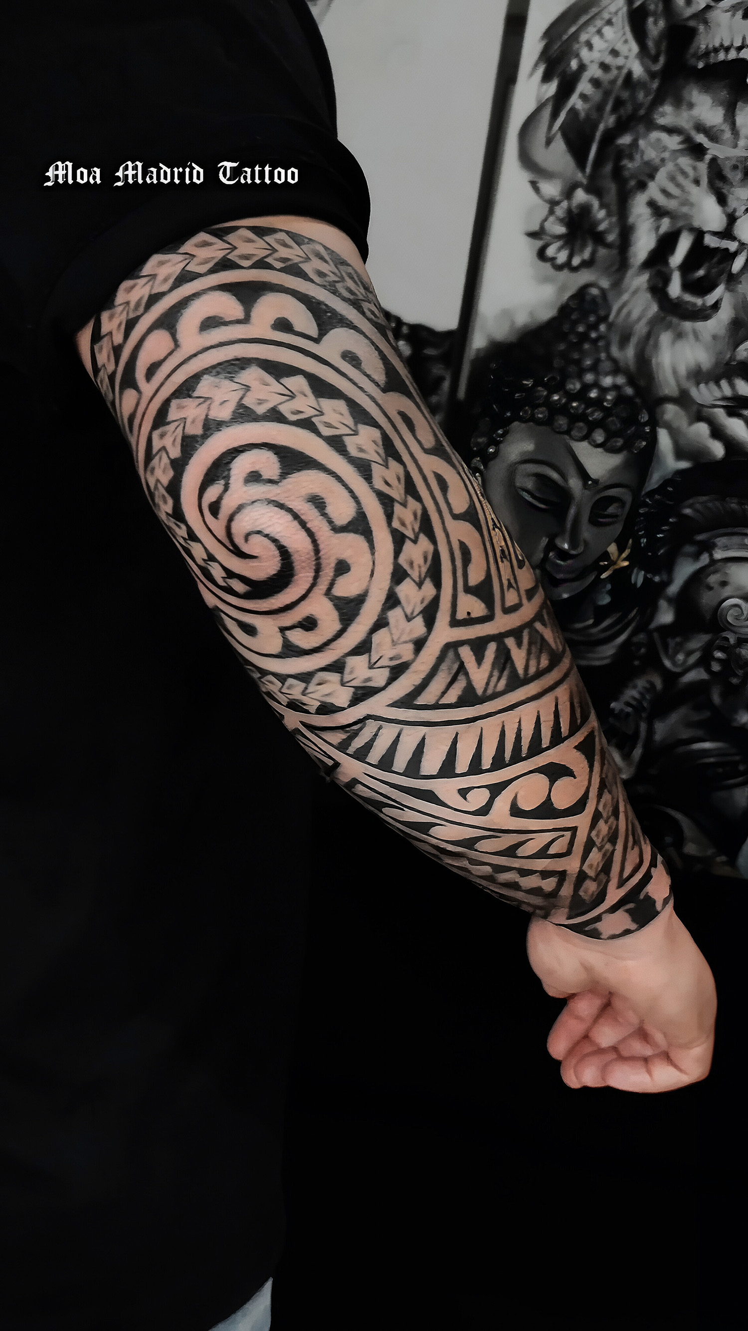 Tatuaje samoano en antebrazo y codo en espiral