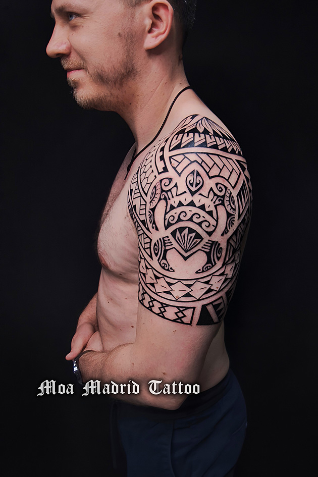 Tatuaje polinesio en el hombro con una gran tortuga
