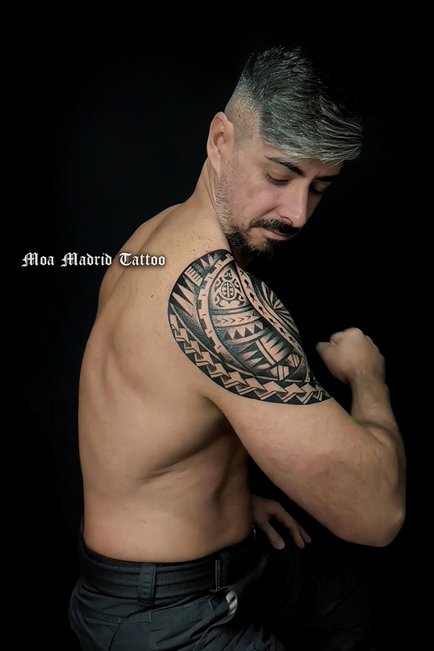 Tatuaje samoano con una pequeña tortuga maorí en el hombro