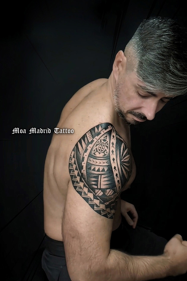 Tatuaje samoano con una pequeña tortuga maorí en el hombro