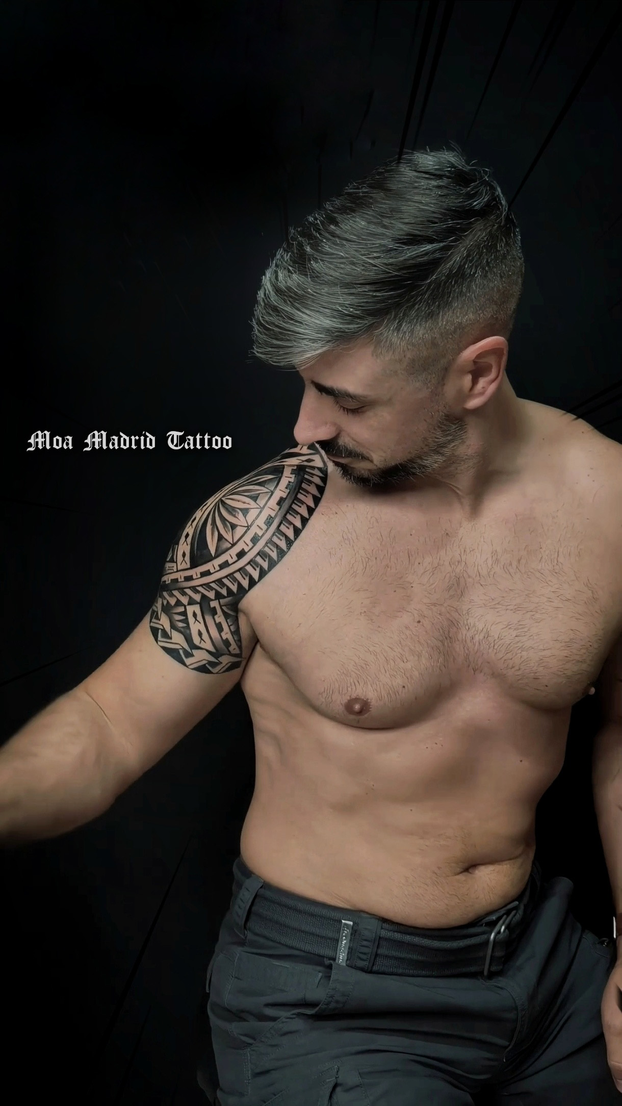 El diseño del tatuaje resalta las formas del hombro