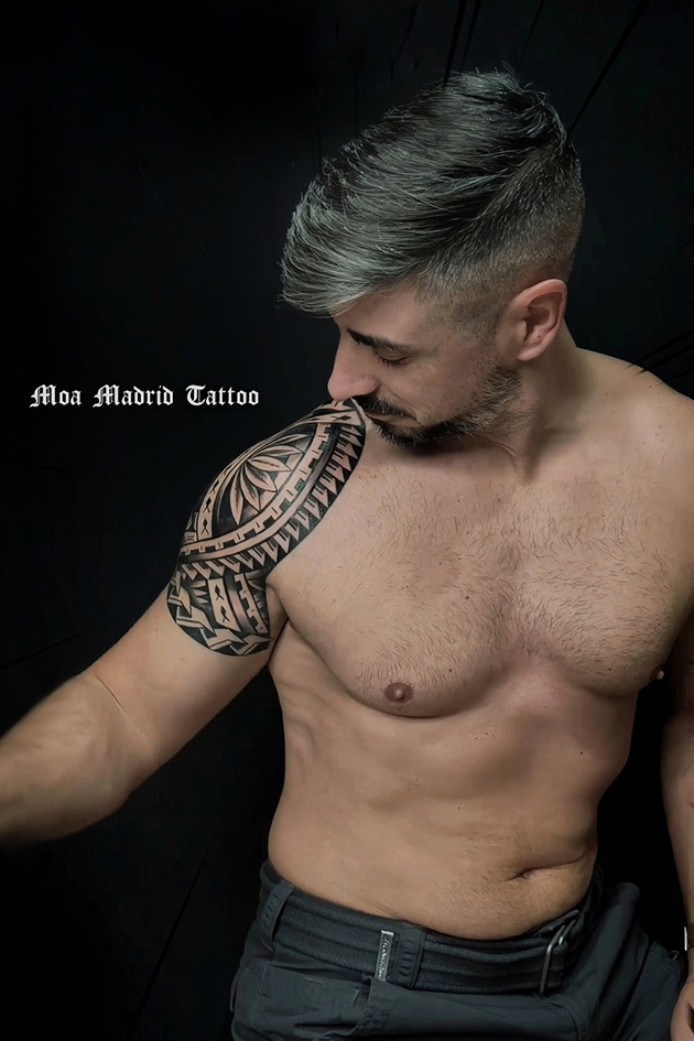 Tatuaje samoano con una pequeña tortuga maorí en el hombro