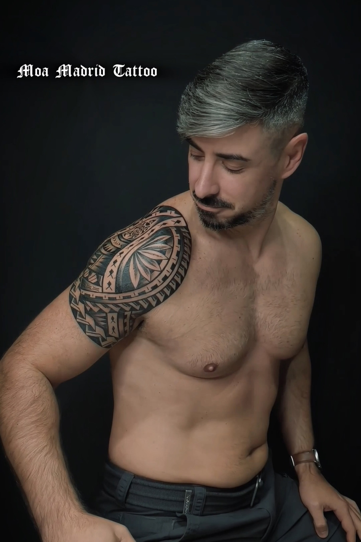 Tatuaje samoano en la parte superior del brazo