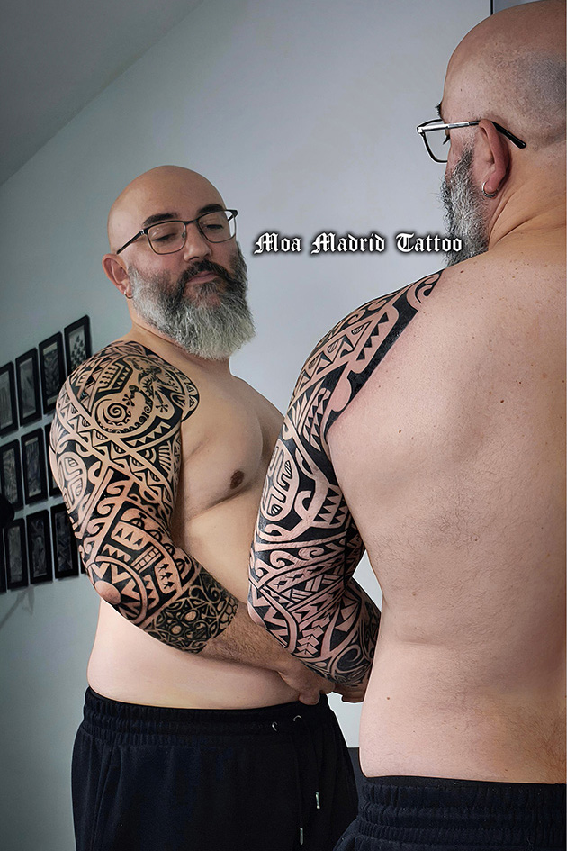 Brazo polinesio con gecko, cruz marquesana y sol