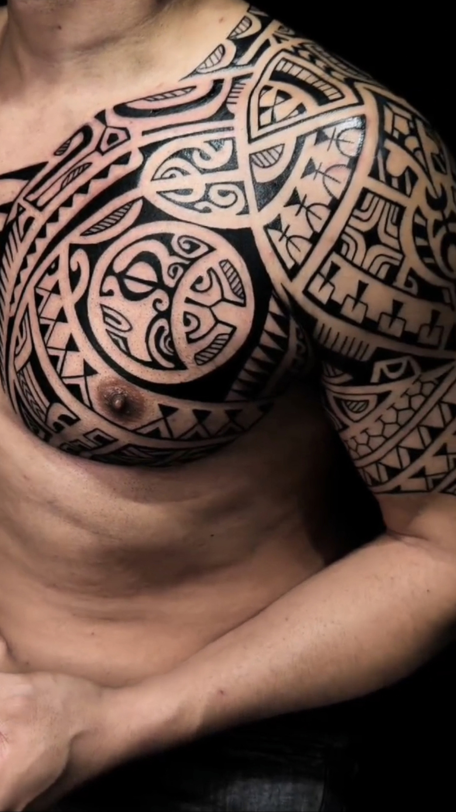 Tatuaje polinesio en pectoral y hombro