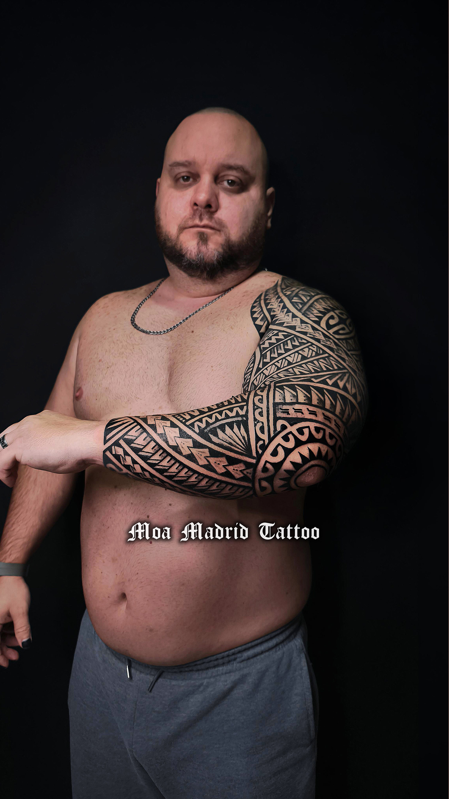 Todo el brazo tatuado en estilo samoano