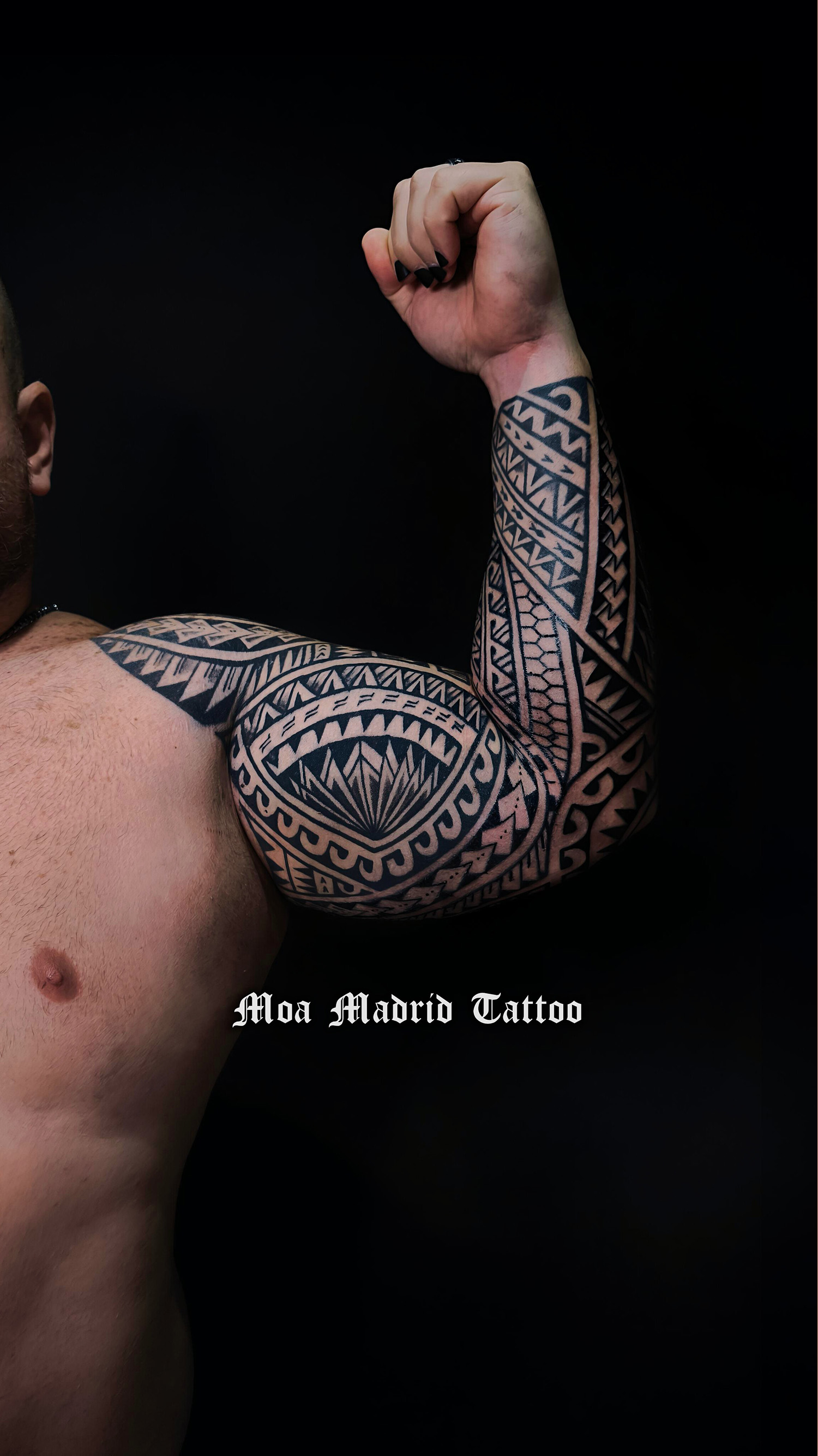 Tatuaje samoano siguiendo las formas del brazo