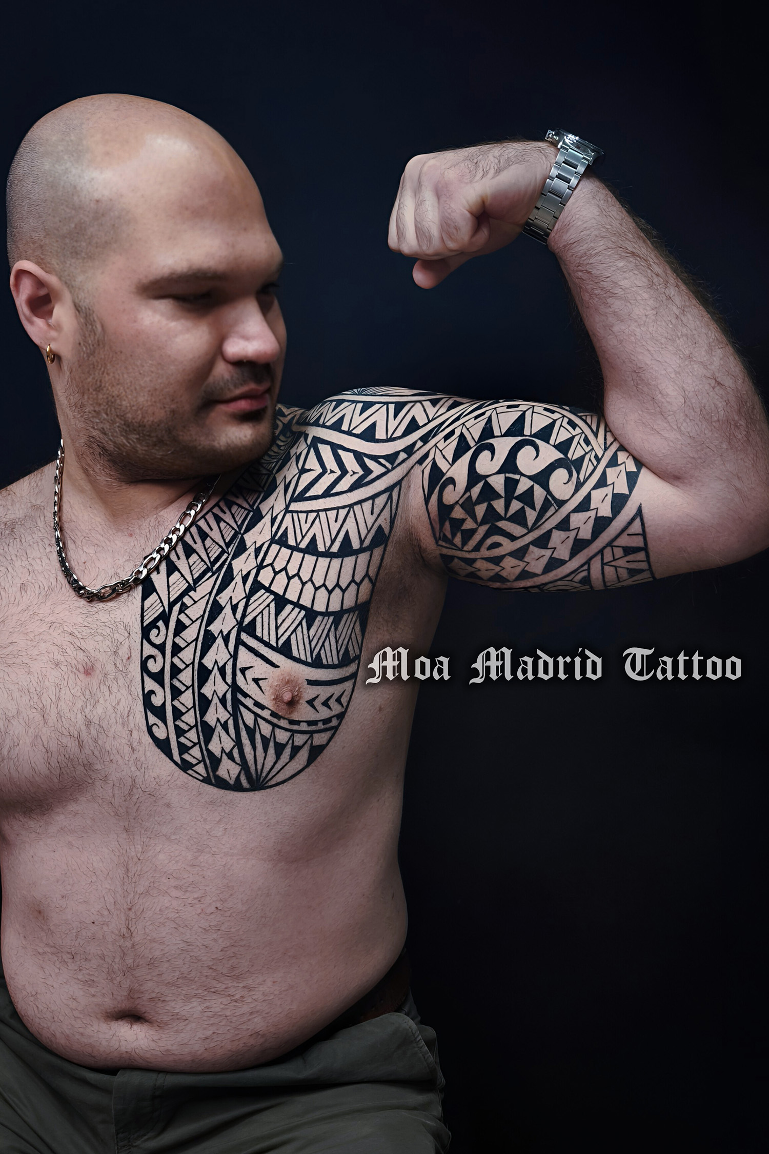 Tatuaje samoano adaptado a las formas del brazo