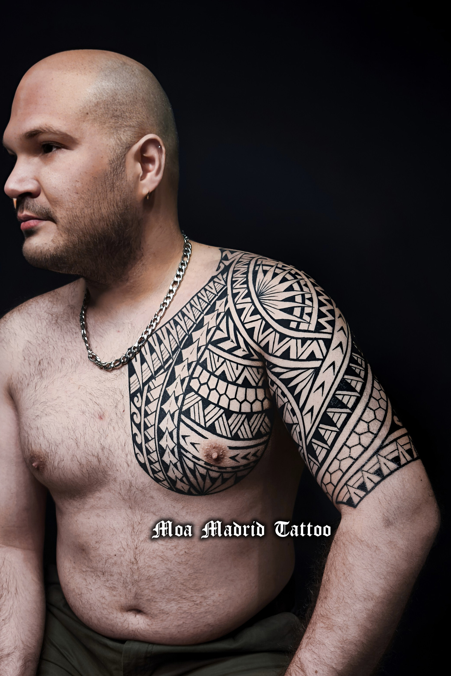 Tatuaje samoano en pectoral y brazo
