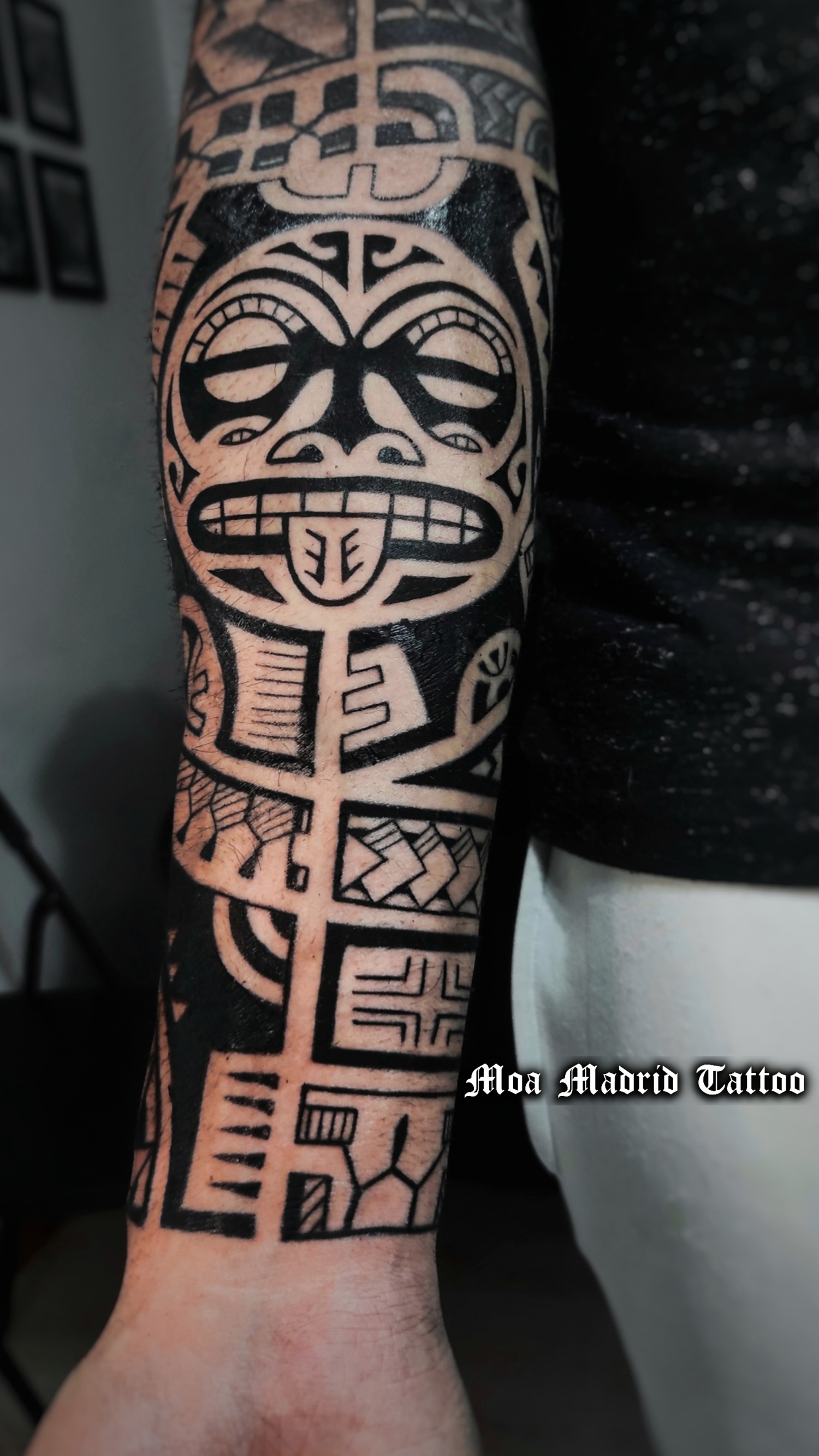 Tatuaje samoano con sol maorí