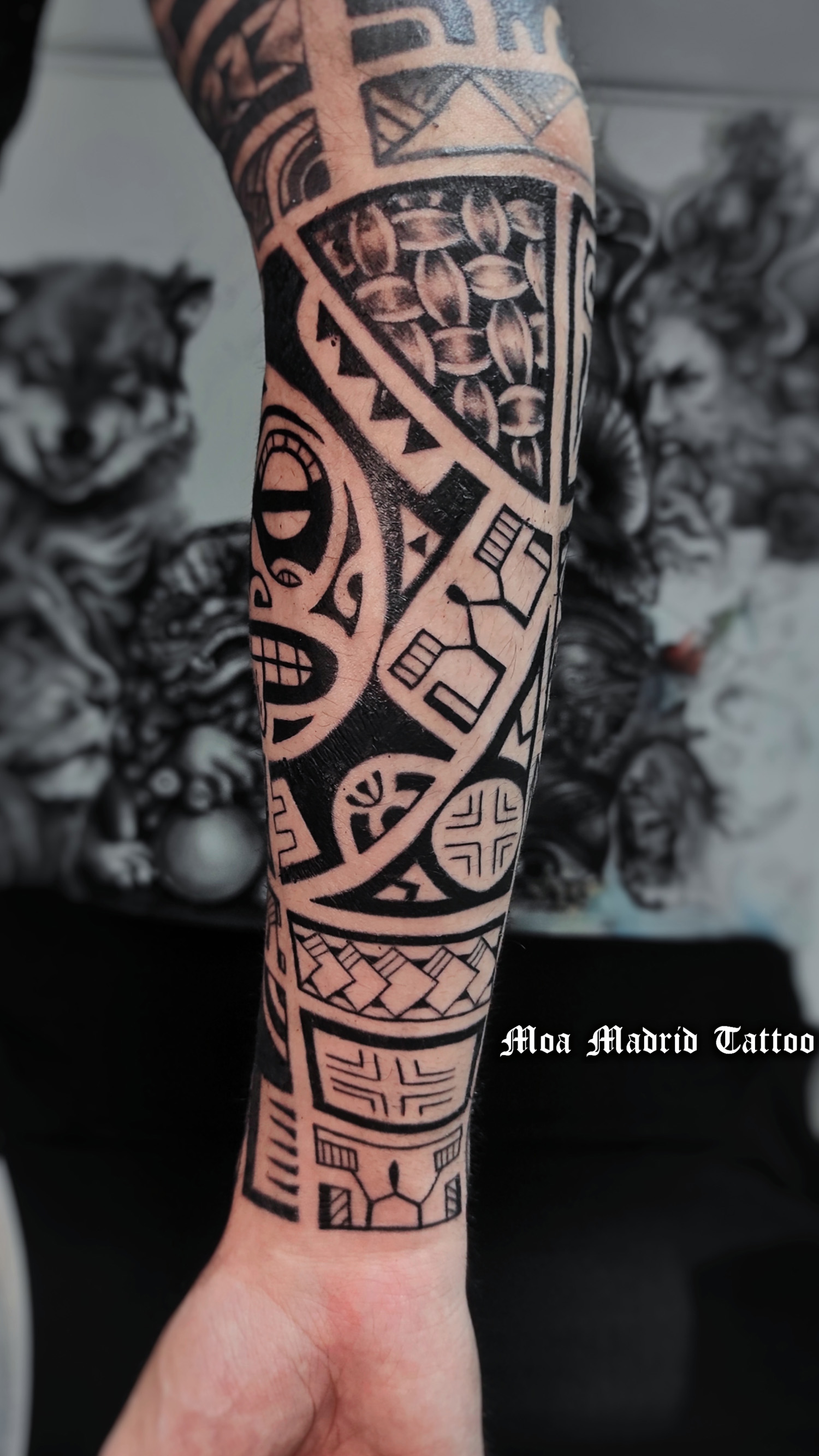 Tatuaje samoano y maorí con sol