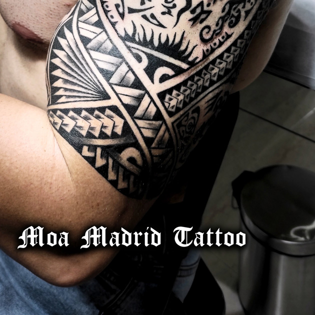 Tatuaje polinesio en el brazo
