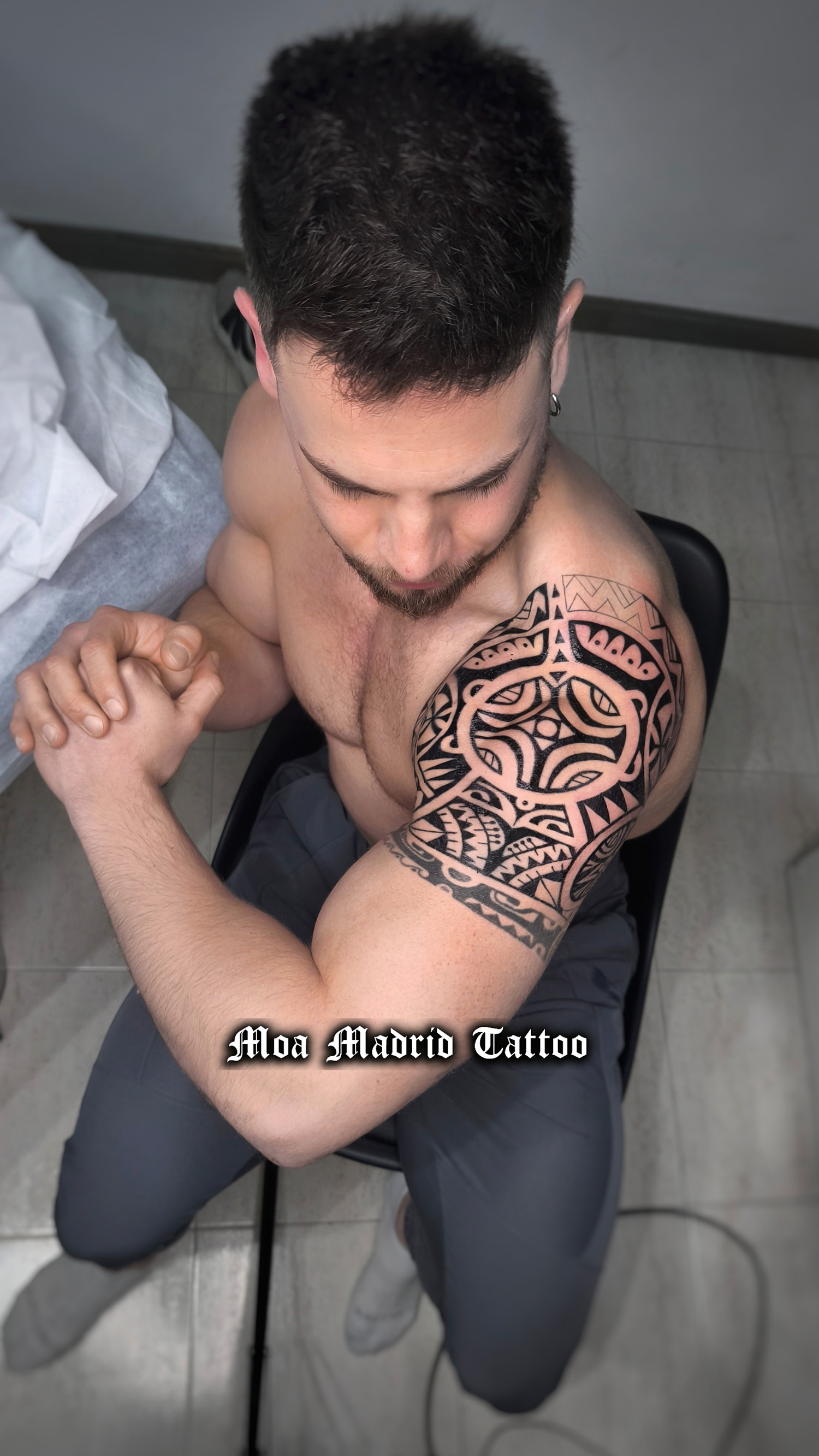 Tatuaje maorí en el hombro de Gaby de Castillo
