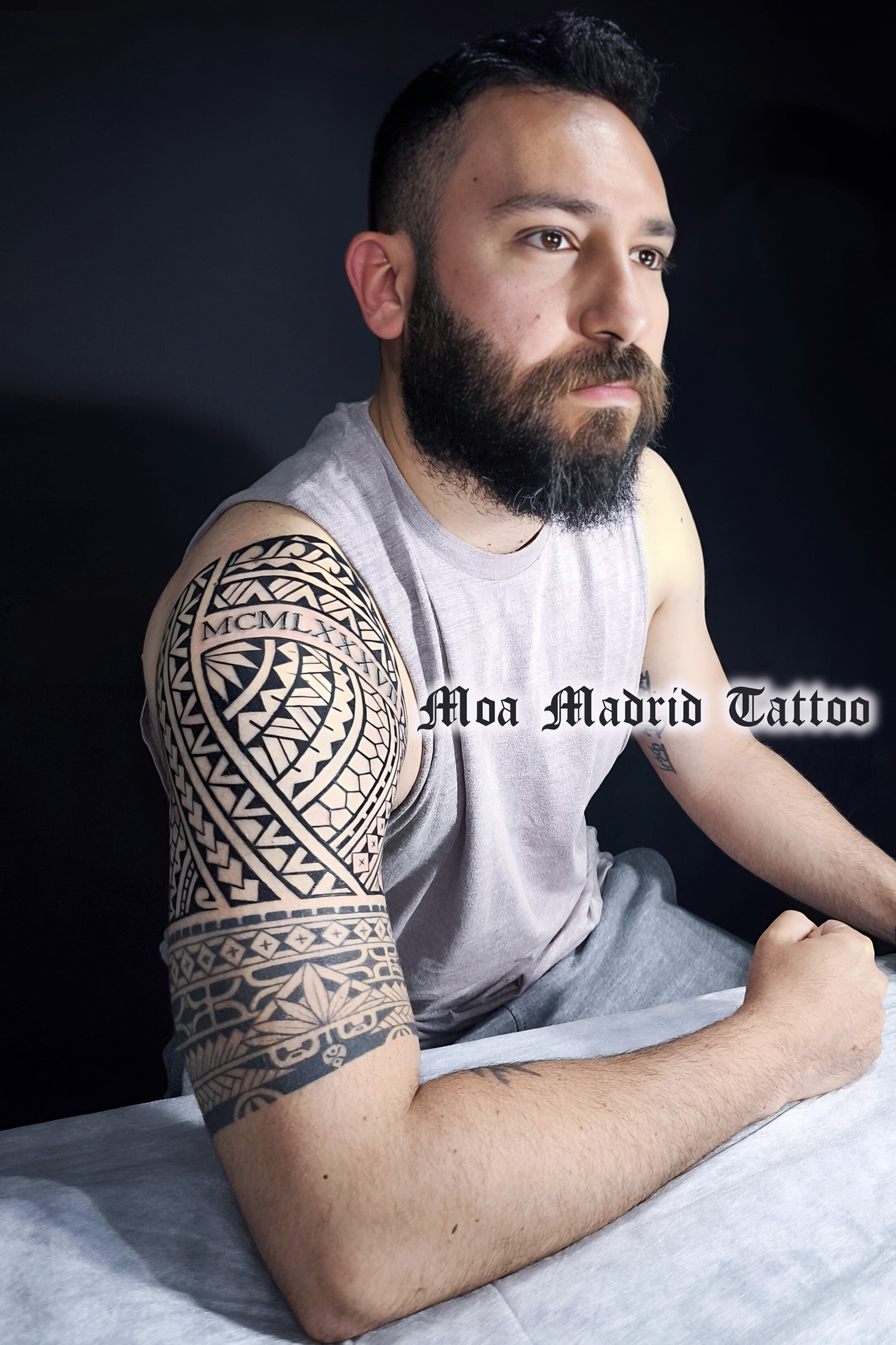 Tatuaje samoano en la parte superior del brazo