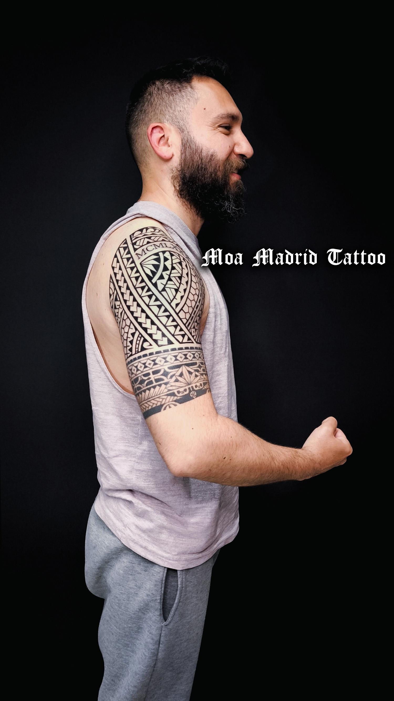 Tatuaje samoano en el hombro