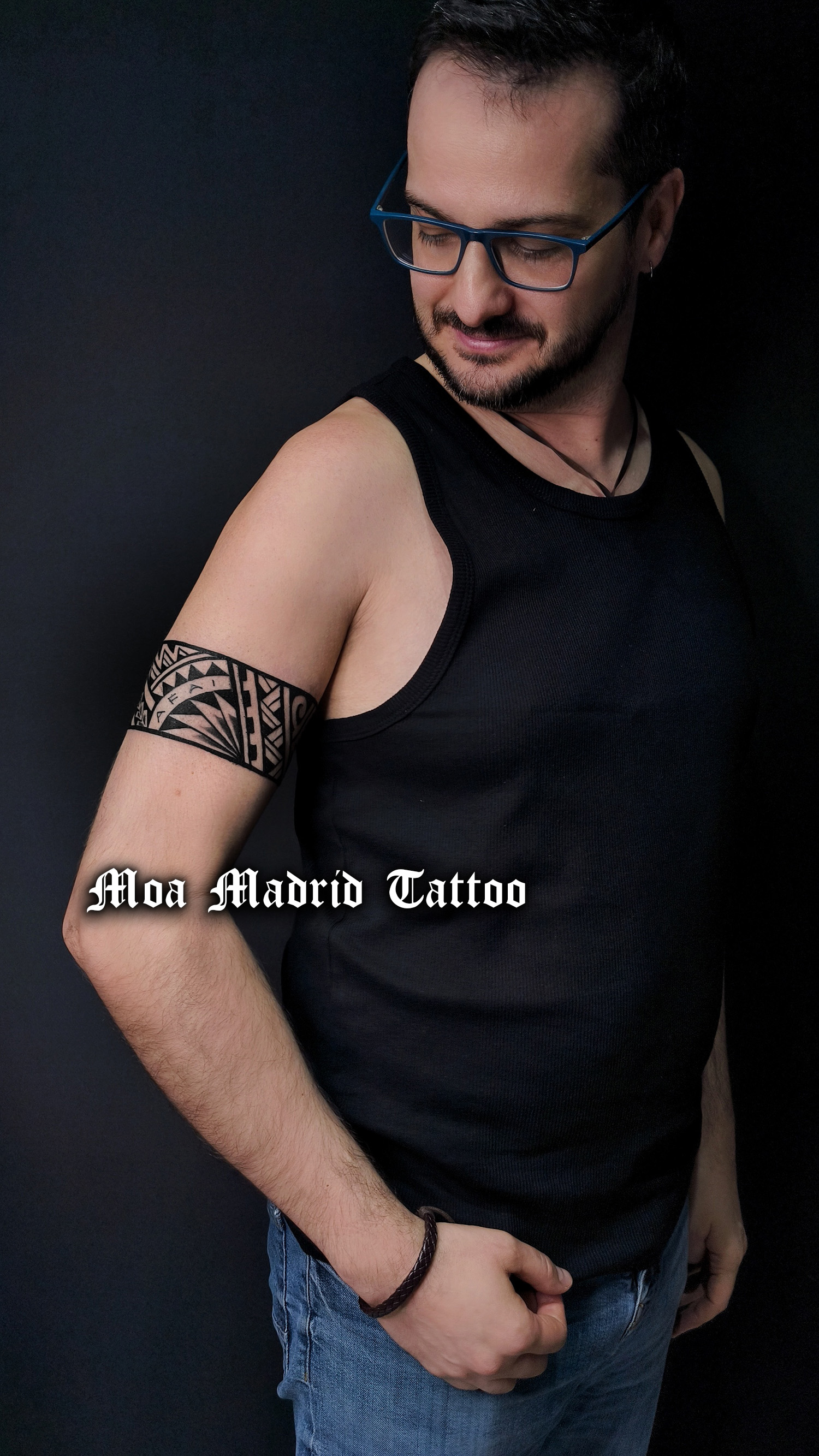 Tatuaje de brazelte samoano con iniciales