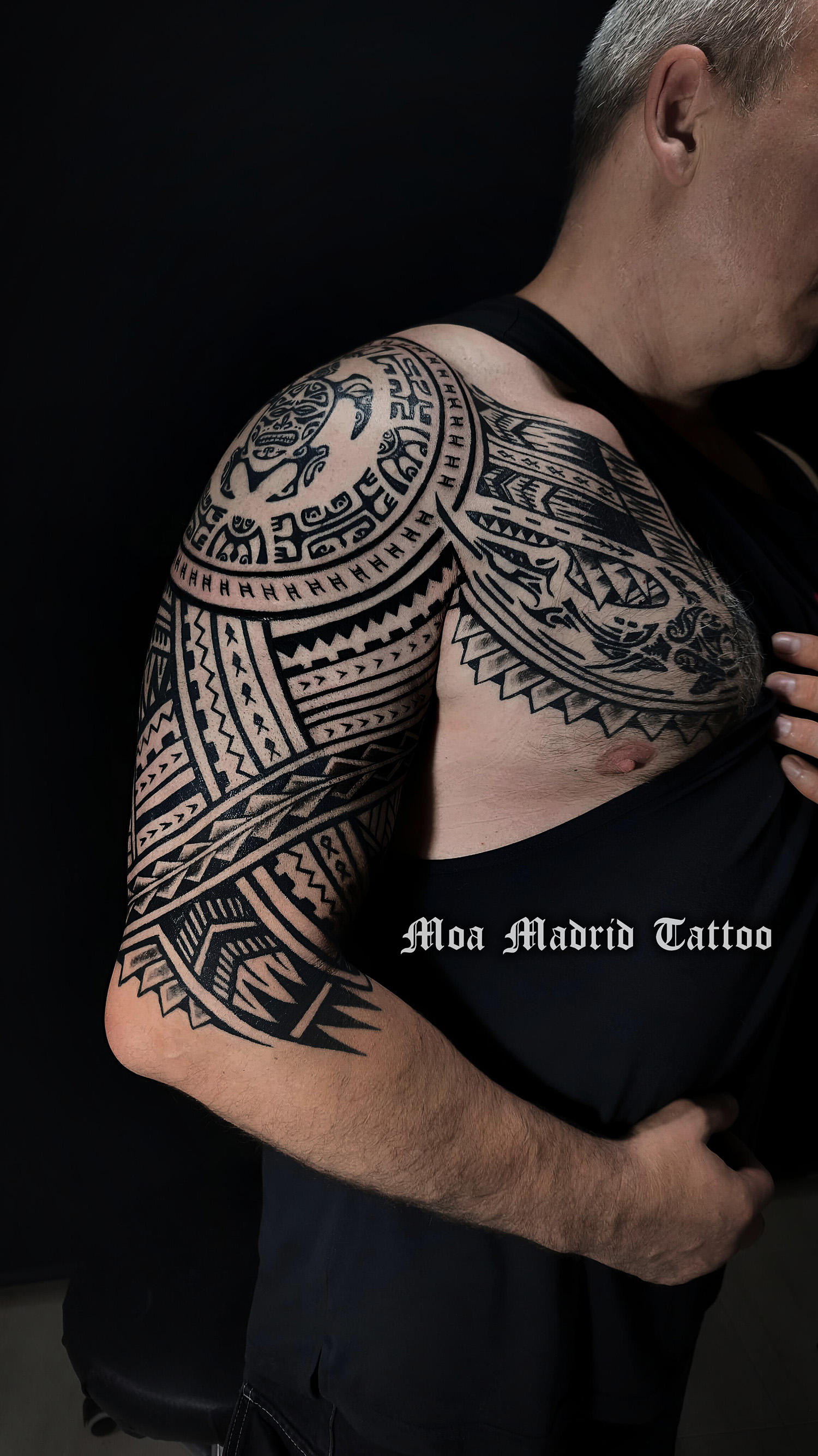 Moderno tatuaje polinesio con tortuga, escudo de guerrero, dientes de tiburón y puntas de lanza