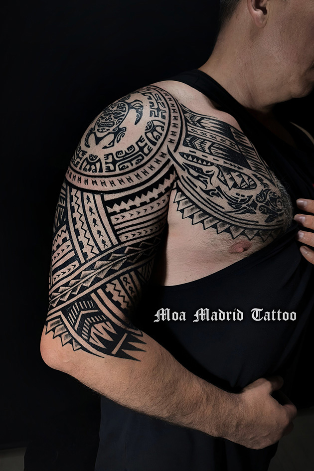 Tatuaje polinesio contemporáneo en brazo y pectoral