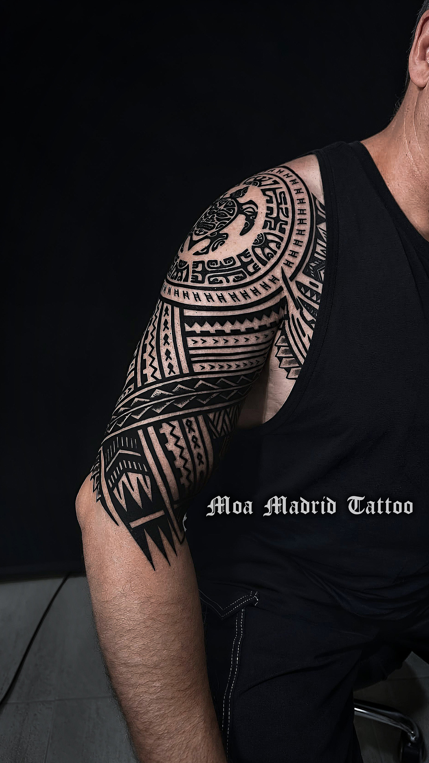 Tatuaje polinesio actual con tortuga maorí en el hombro
