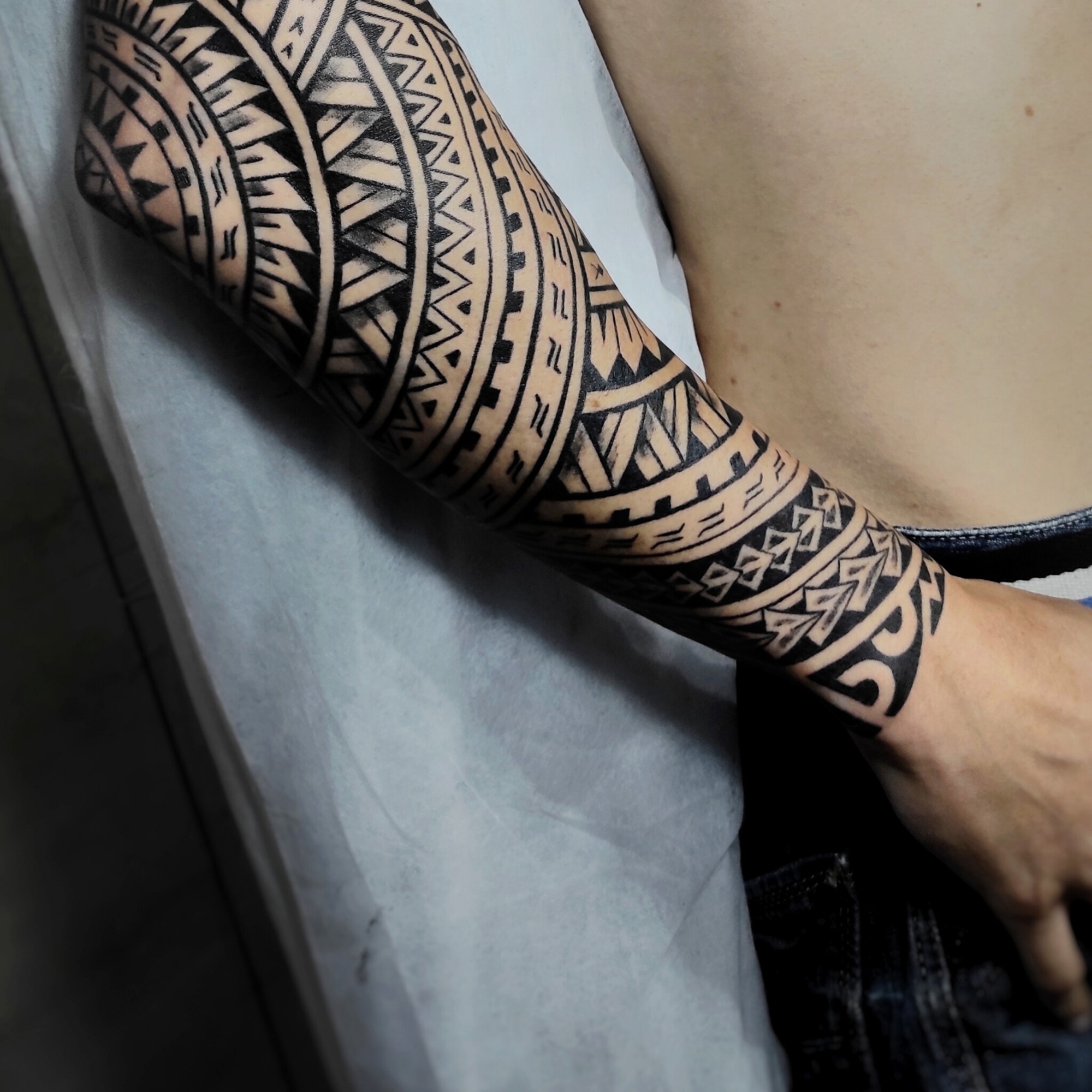 Tauaje samoano brazo y pectoral