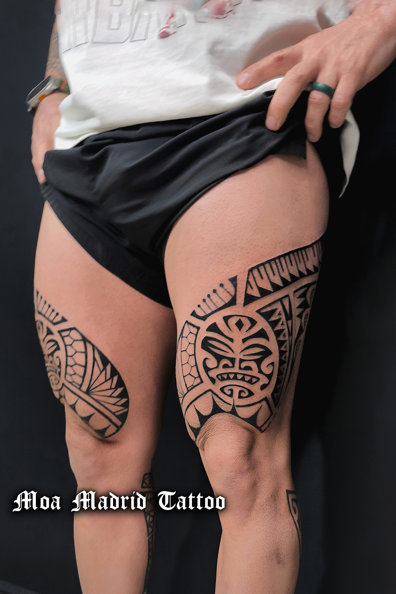 Tatuajes maoríes en los cuádriceps